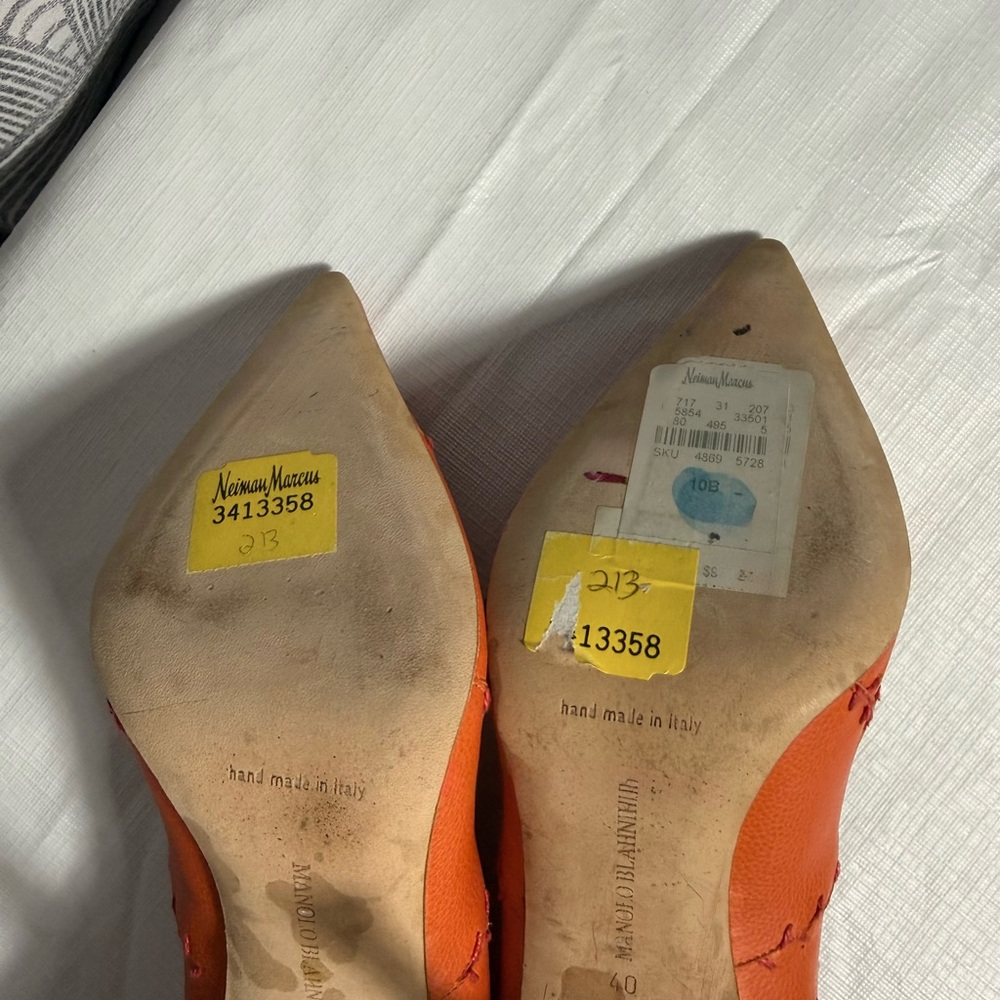 Manolo Blahnik Orange Scalloped Pointed-Toe Leather Pumps - Picture 6 of 11